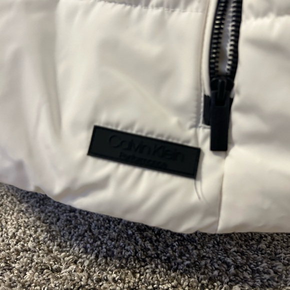 Calvin Klein, white puffer jacket vest in a size extra large! Amazing condition! - Picture 4 of 6